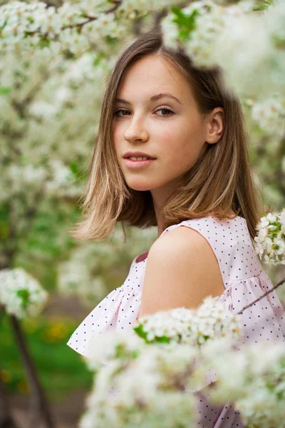 Närbild Porträtt Ung Blond Kvinna Poserar Vårparken — Stockfoto