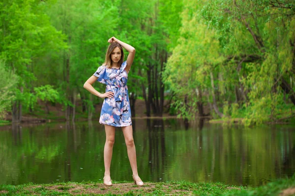 Volledig Lichaam Portret Van Een Jonge Mooie Vrouw Blauwe Jurk — Stockfoto