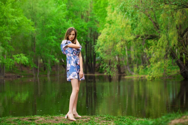 Ritratto Completo Una Giovane Bella Donna Abito Blu Posa Presso — Foto Stock