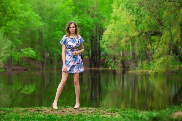 Göl Kenarında Poz Veren Mavi Elbiseli Güzel Bir Kadının Vücut — Stok fotoğraf