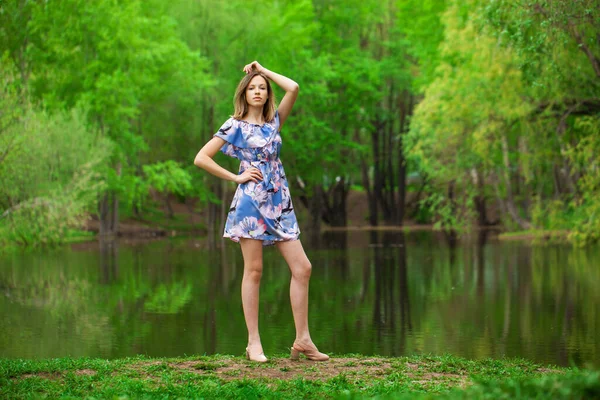 Retrato Corpo Inteiro Uma Jovem Mulher Bonita Vestido Azul Posando — Fotografia de Stock