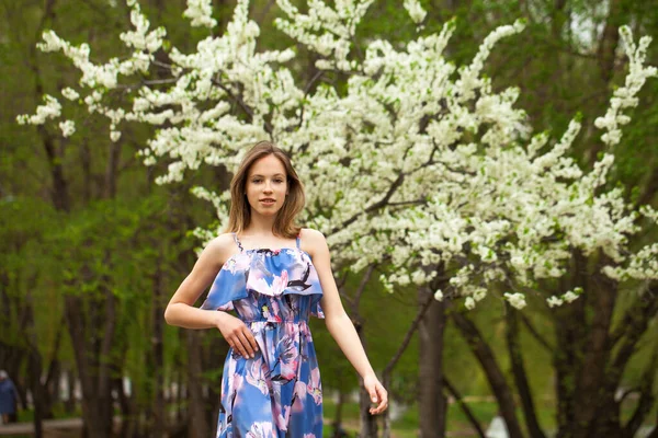 Ritratto Ravvicinato Una Giovane Donna Bionda Posa Nel Parco Primaverile — Foto Stock