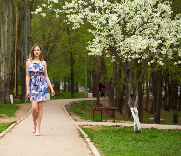 Közelkép Egy Fiatal Szőke Nőről Aki Spring Parkban Pózol — Stock Fotó