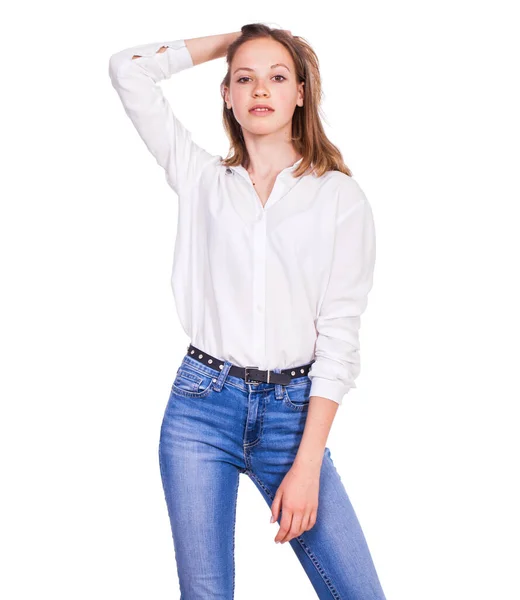 青のジーンズと白のシャツで若い美しいブロンドモデルの肖像画を閉じます 白の背景に孤立 — ストック写真