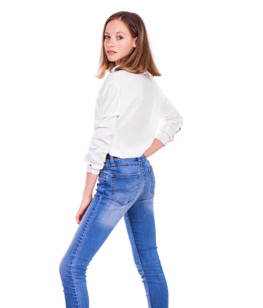 一个穿着蓝色牛仔裤和白衬衫的年轻漂亮金发模特的近照 背景是白色的 — 图库照片