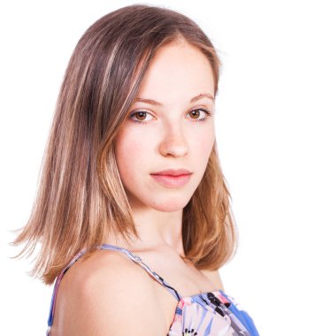 Gri arka planda izole edilmiş güzel esmer bir modelin yakın portresi.