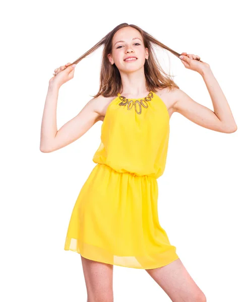 一个穿着黄色衣服的年轻漂亮金发模特的近照 背景是白色的 — 图库照片