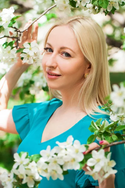 Volledig Lichaam Portret Van Een Jonge Mooie Vrouw Blauwe Jurk — Stockfoto