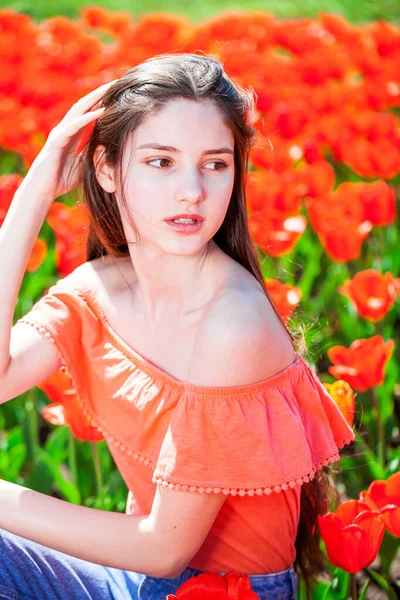 Retrato Una Joven Hermosa Posando Sobre Fondo Tulipanes Rojos — Foto de Stock