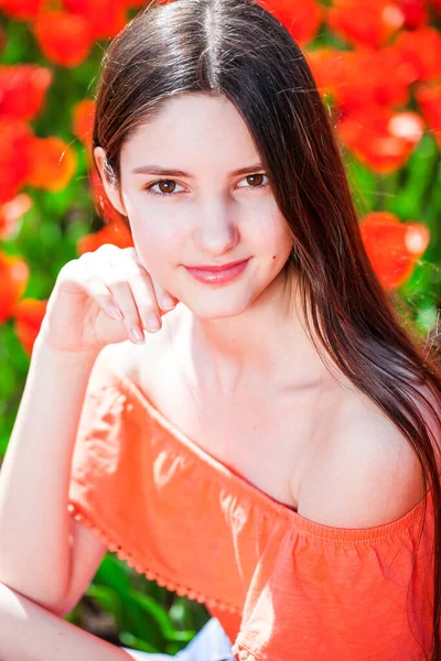 Retrato Una Joven Hermosa Posando Sobre Fondo Tulipanes Rojos — Foto de Stock