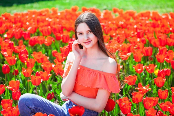 Retrato Uma Jovem Menina Bonita Posando Fundo Tulipas Vermelhas — Fotografia de Stock