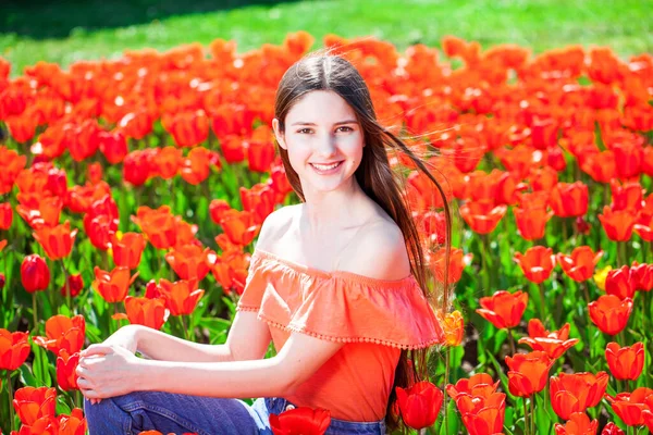 Retrato Una Joven Hermosa Posando Sobre Fondo Tulipanes Rojos — Foto de Stock