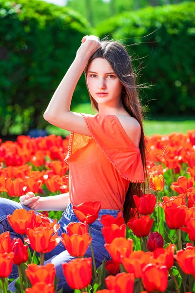 Porträtt Ung Vacker Flicka Poserar Bakgrund Röda Tulpaner — Stockfoto