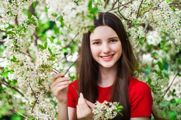 Menina Bonita Adolescente Estão Posando Jardim Perto Árvore Cereja Flor — Fotografia de Stock