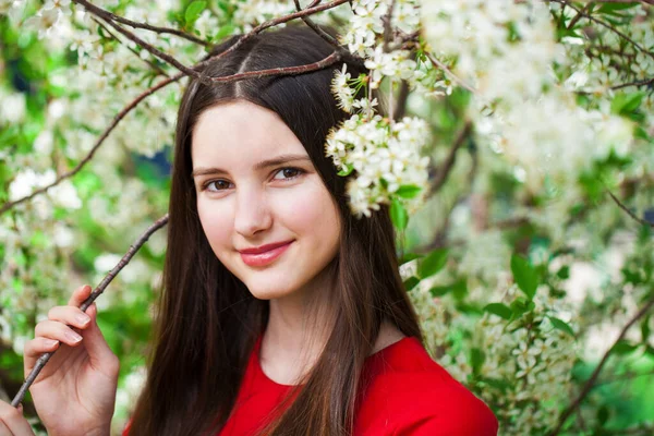 Bella Ragazza Adolescente Sono Posa Giardino Vicino Fiore Ciliegio Con — Foto Stock