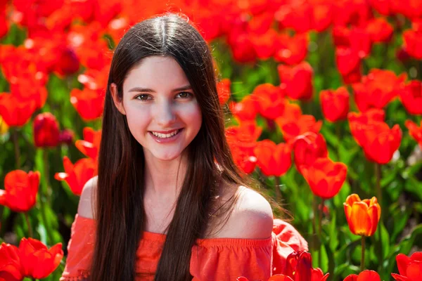Портрет Молодой Красивой Девушки Позирующей Фоне Красных Тюльпанов — стоковое фото