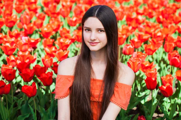 Retrato Una Joven Hermosa Posando Sobre Fondo Tulipanes Rojos —  Fotos de Stock