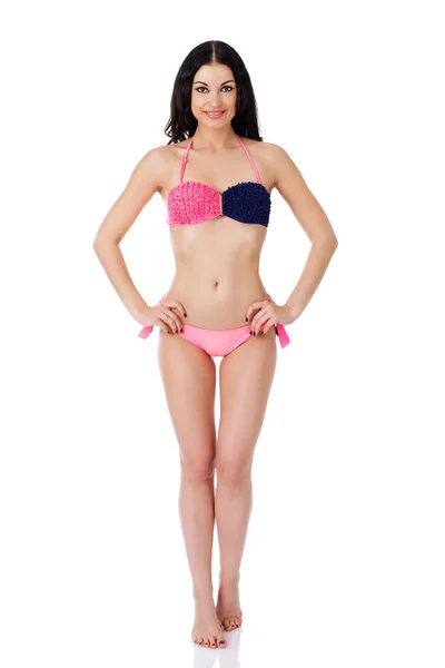 Glad Ung Kvinna Poserar Rosa Bikini Över Vit Bakgrund — Stockfoto