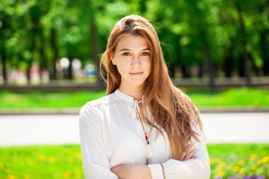 Yaz parkında genç ve güzel bir esmer kızın portresi.