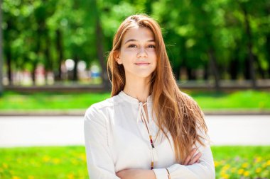 Yaz parkında genç ve güzel bir esmer kızın portresi.