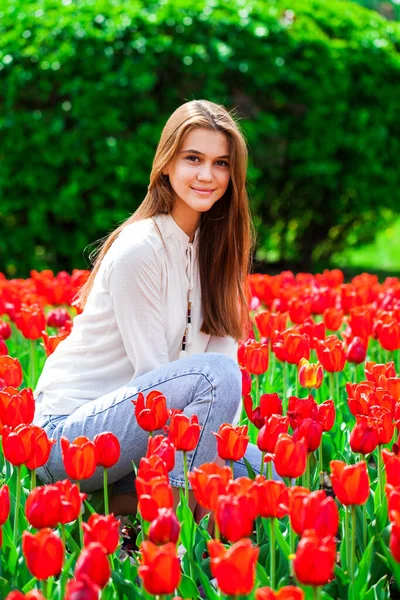 Portrét Mladé Krásné Dívky Letních Šatech Pózující Trávníku Červenými Tulipány — Stock fotografie