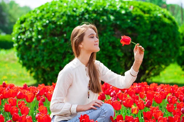 Portrét Mladé Krásné Dívky Pózující Pozadí Červených Tulipánů — Stock fotografie