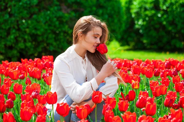 Portrét Mladé Krásné Dívky Letních Šatech Pózující Trávníku Červenými Tulipány — Stock fotografie