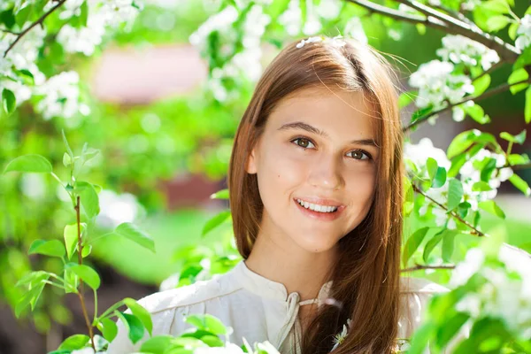 Όμορφη Έφηβη Κοπέλα Ποζάρουν Στον Κήπο Κοντά Στην Ανθισμένη Κερασιά — Φωτογραφία Αρχείου