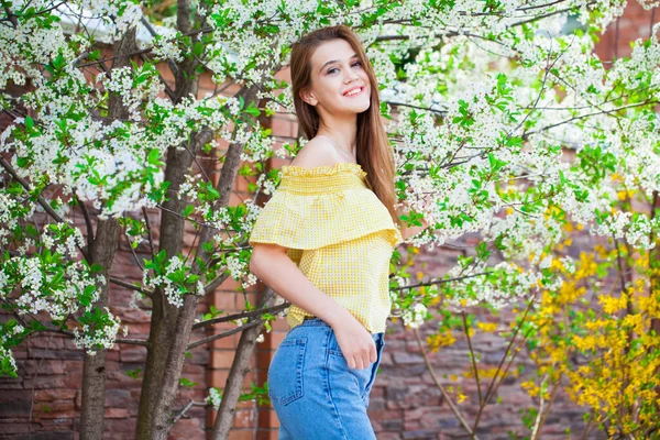 Close Portret Van Een Jong Stijlvol Meisje Gele Blouse Tegen — Stockfoto