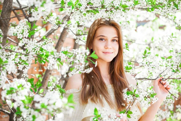 Bella Ragazza Adolescente Sono Posa Giardino Vicino Fiore Ciliegio Con — Foto Stock