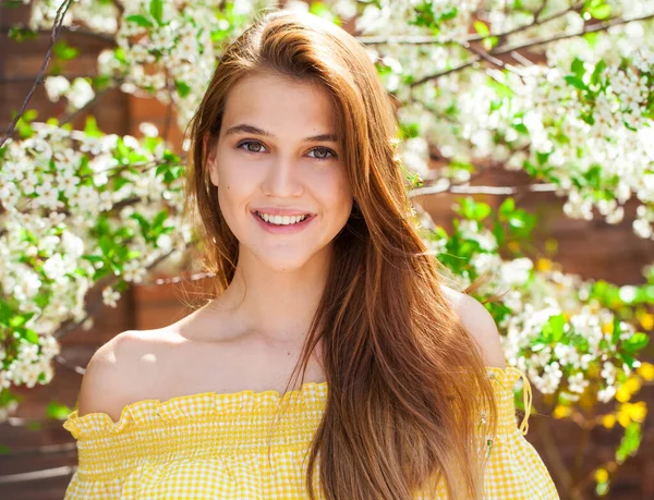 Retrato Cerca Una Joven Rubia Posando Parque Primavera — Foto de Stock