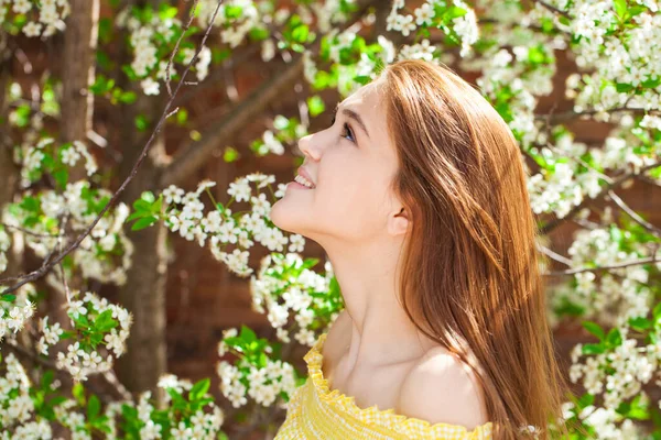 Красива Дівчина Підліток Позує Саду Біля Розквітлого Вишневого Дерева Білими — стокове фото