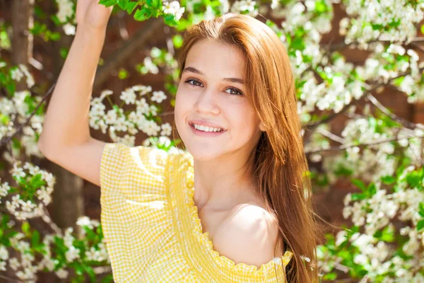 Retrato Cerca Una Joven Rubia Posando Parque Primavera —  Fotos de Stock