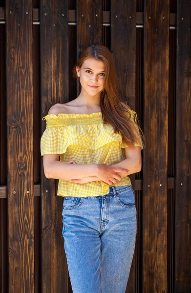 Close Portret Van Een Jong Mooi Brunette Vrouw Geel Blouse — Stockfoto