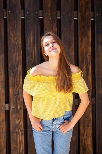 Sarı Bluzlu Güzel Esmer Bir Kadının Yakın Portresi — Stok fotoğraf