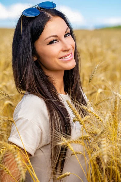 Portrait Young Brunette Woman Background Golden Wheat Field Summer Outdoors — Stock Photo, Image