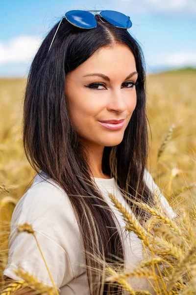Portrét Mladé Brunetky Pozadí Zlatého Pšeničného Pole Letní Venku — Stock fotografie