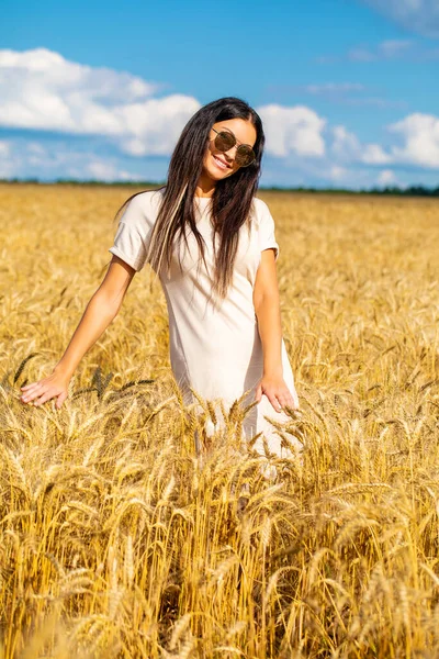 Retrato Uma Jovem Mulher Óculos Sol Com Óculos Especulares Que — Fotografia de Stock