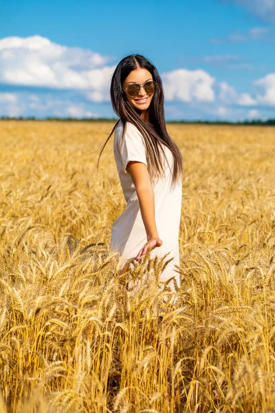 Retrato Uma Jovem Mulher Óculos Sol Com Óculos Especulares Que — Fotografia de Stock