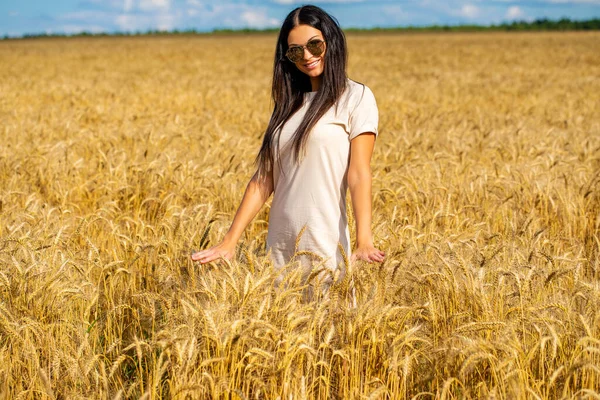 Retrato Uma Jovem Mulher Óculos Sol Com Óculos Especulares Que — Fotografia de Stock