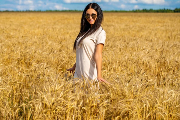 Retrato Una Joven Gafas Sol Con Gafas Especulares Las Que — Foto de Stock