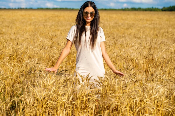 Retrato Uma Jovem Mulher Óculos Sol Com Óculos Especulares Que — Fotografia de Stock