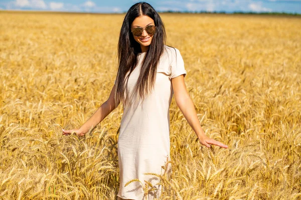 Portrait Young Woman Sunglasses Specular Glasses Which White Clouds Reflected — Stock Photo, Image