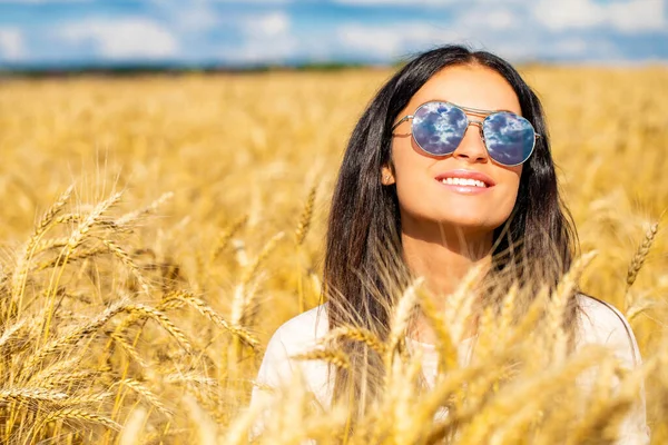 Retrato Uma Jovem Mulher Óculos Sol Com Óculos Especulares Que — Fotografia de Stock