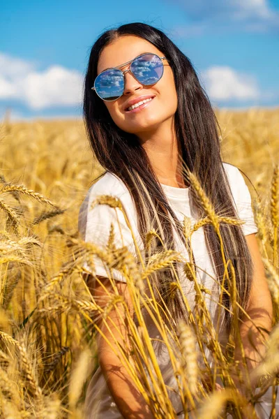 Ritratto Una Giovane Donna Occhiali Sole Con Occhiali Speculari Cui — Foto Stock