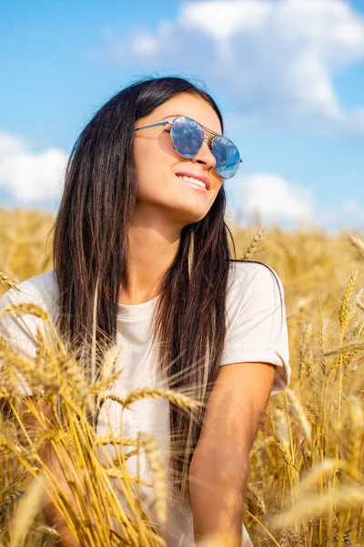 白い雲が反射する眼鏡をかけたサングラス姿の若い女性の肖像 — ストック写真