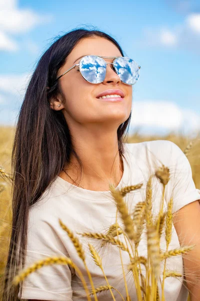 白い雲が反射する眼鏡をかけたサングラス姿の若い女性の肖像 — ストック写真