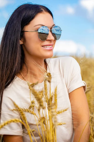Retrato Uma Jovem Mulher Óculos Sol Com Óculos Especulares Que — Fotografia de Stock