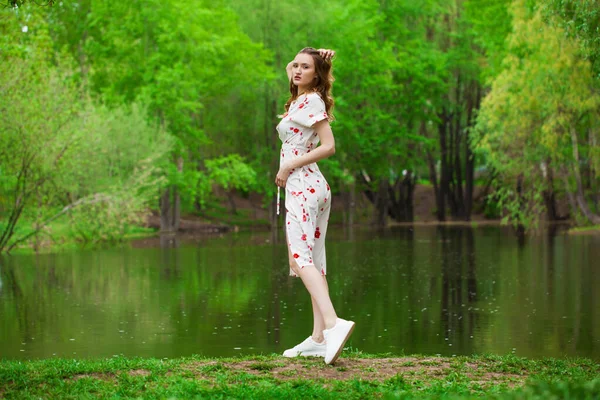 Ganzkörperporträt Einer Jungen Schönen Frau Weißem Kleid Die See Posiert — Stockfoto
