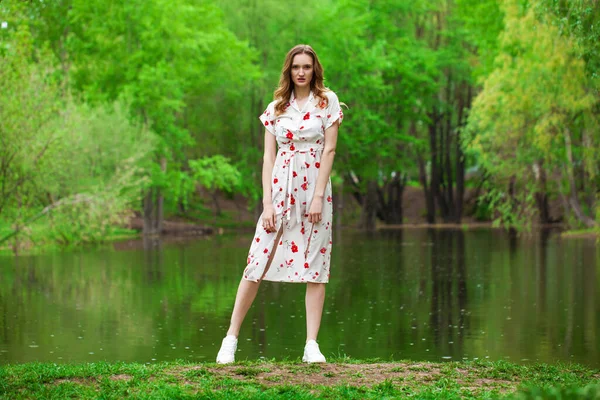 Retrato Corpo Inteiro Uma Jovem Bela Mulher Vestido Branco Posando — Fotografia de Stock